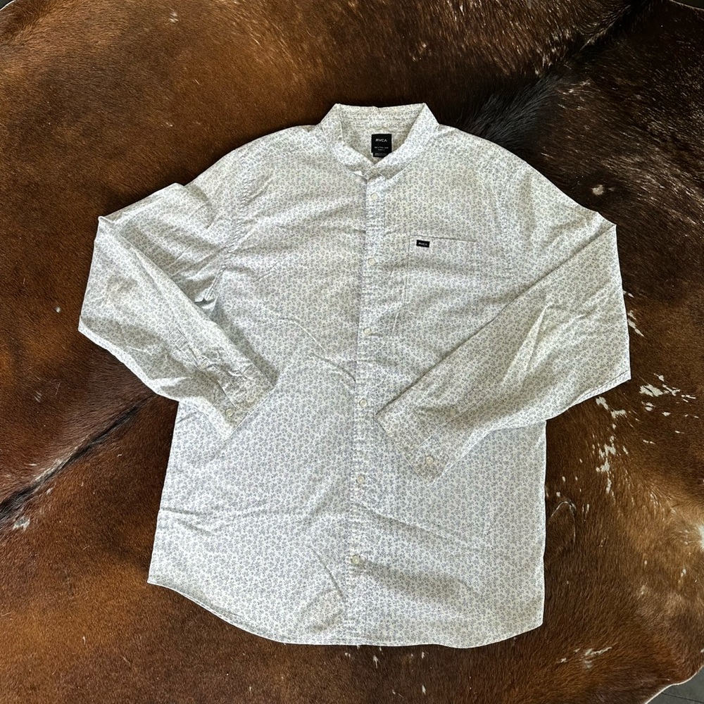 Men’s RVCA long sleeve printed button down! Awesome condition!